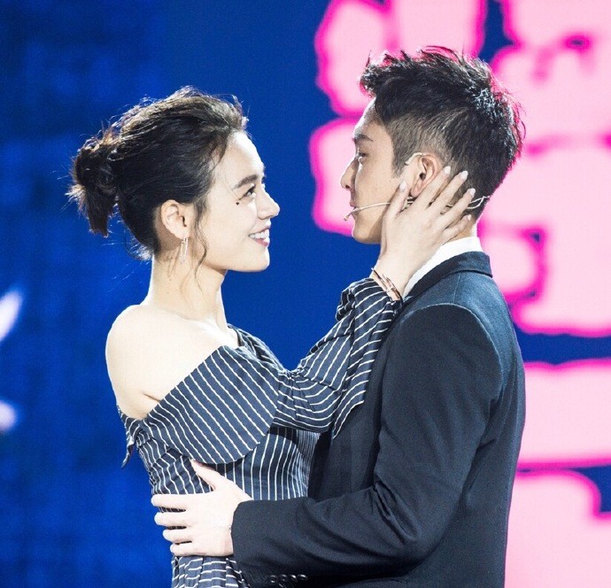 马思纯活动现场素颜绽放清新自然之美 马思纯回眸凝视镜头,眼神干净而专注,仿佛在与观众进行无声对话